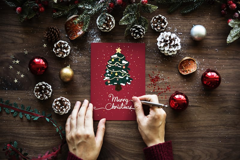 https://www.homemade-gifts-made-easy.com/image-files/christmas-greetings-mood-image-800x534.jpg
