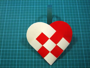 easy to make christmas decorations woven heart step 4