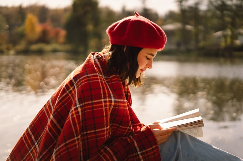 love poems for her sred beret reading poetry